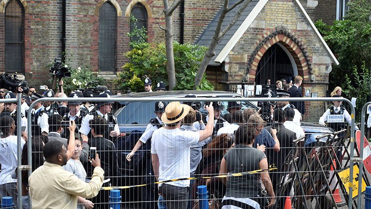 Londres: May abandona bajo fuerte protección policial la zona de protestas por el incendio
