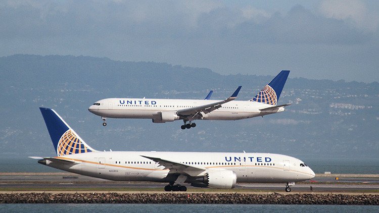 VIDEO: Pasajeros descubren una fuga de combustible en un vuelo de United Airlines