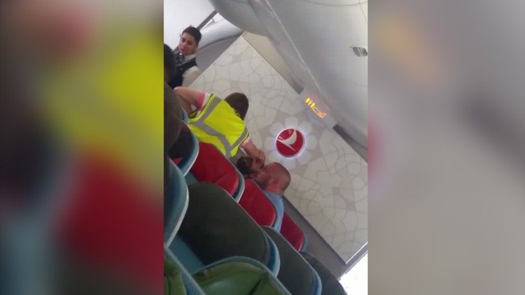 Impactantes imágenes: Un pasajero es abofeteado y maltratado en un avión de Turkish Airlines