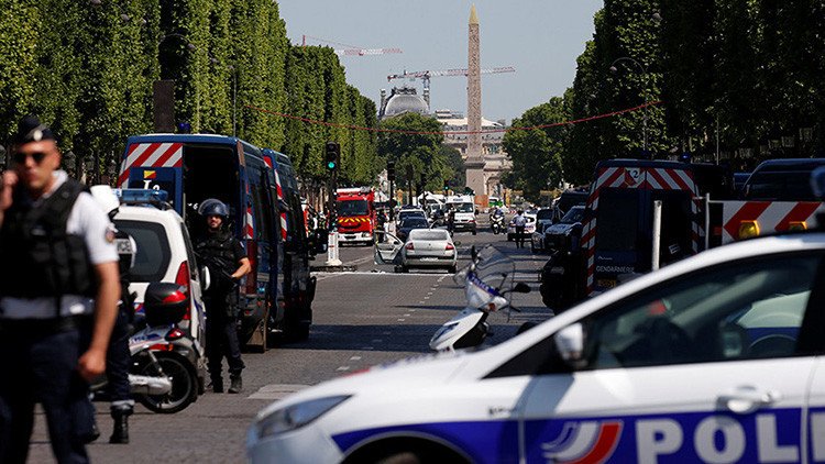 París: Un coche embiste a una furgoneta de la Policía en los Campos Elíseos