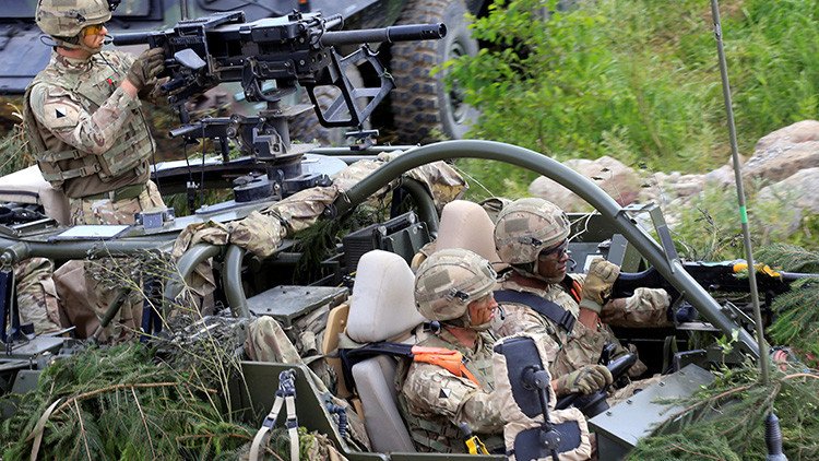 Un Hummer estadounidense de la OTAN destroza un coche con cuatro chicas dentro en Lituania