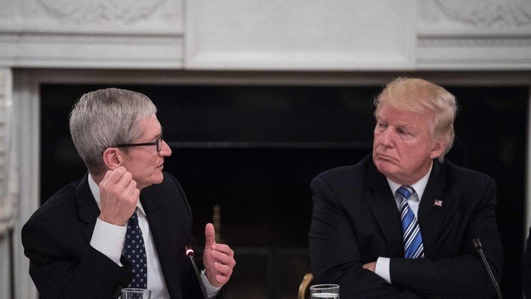Esta cara lo dice todo: la Red comenta la expresión del director de Apple en la reunión con Trump