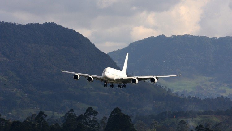 Hoy no es 28 de diciembre: una aerolínea colombiana quiere llevar pasajeros de pie
