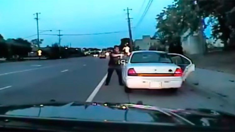 FUERTE VIDEO: El momento del asesinato de un conductor afroamericano por un policía de EE.UU.