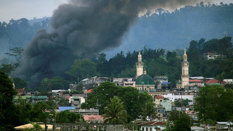 Terroristas asociados al Estado Islámico atacan un pueblo y ocupan una escuela en Filipinas