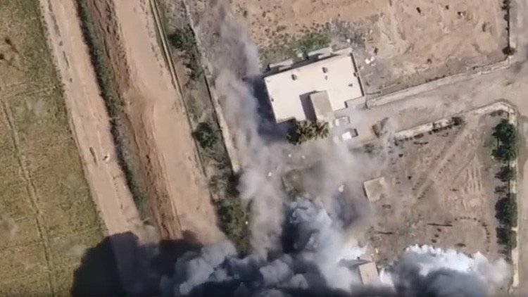 VIDEO: Dron capta el momento de la explosión de un coche bomba contra una base kurda en Siria
