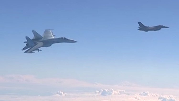 VIDEO: Caza Su-27 'enseña los dientes' a un F-16 que se acercó al avión del ministro de Defensa ruso