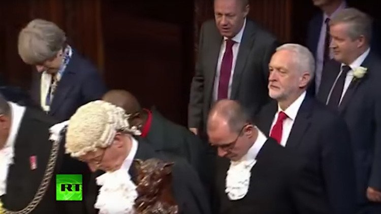 El líder laborista se 'olvida' del protocolo e ignora el saludo a la reina Isabel II (VIDEO)