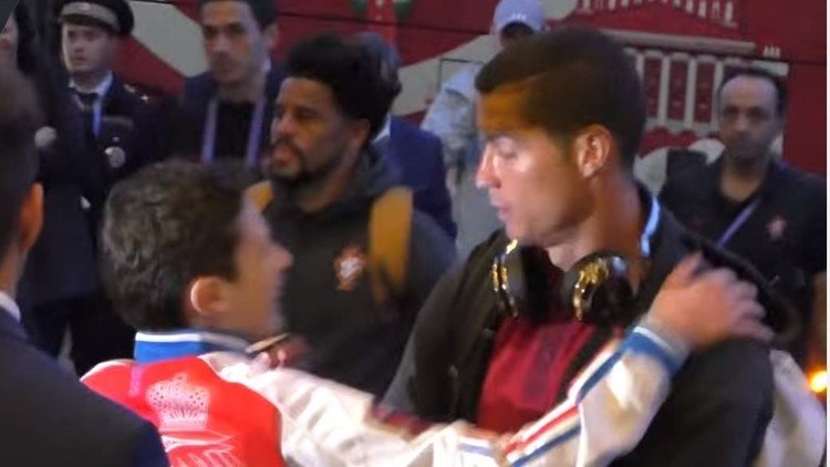 Un fan ruso de Ronaldo esquiva la seguridad para darle un abrazo a su ídolo (VIDEO)