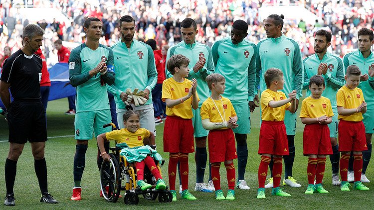 "Una emoción increíble": Una niña en silla de ruedas recibe un beso de Ronaldo en el Rusia-Portugal