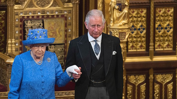 La Red cree que la reina Isabel II 'troleó' con su sombrero a los defensores del 'Brexit' (FOTO)