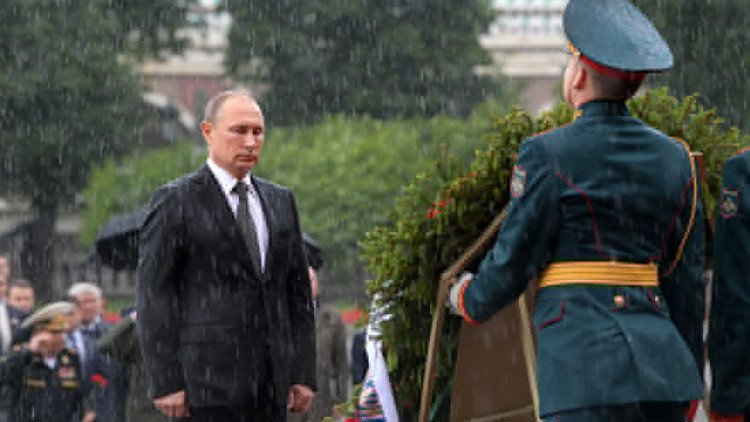 Video: Una lluvia torrencial no impide a Putin homenajear a los caídos en la lucha contra el nazismo