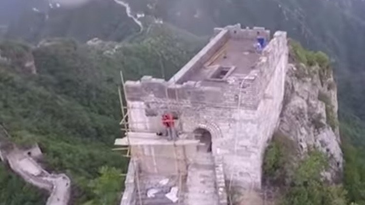 VIDEO: Obreros chinos se juegan la vida para reparar la Gran Muralla