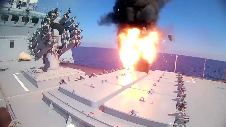 Buques militares rusos disparan seis misiles contra objetivos terroristas en Siria (VIDEO)