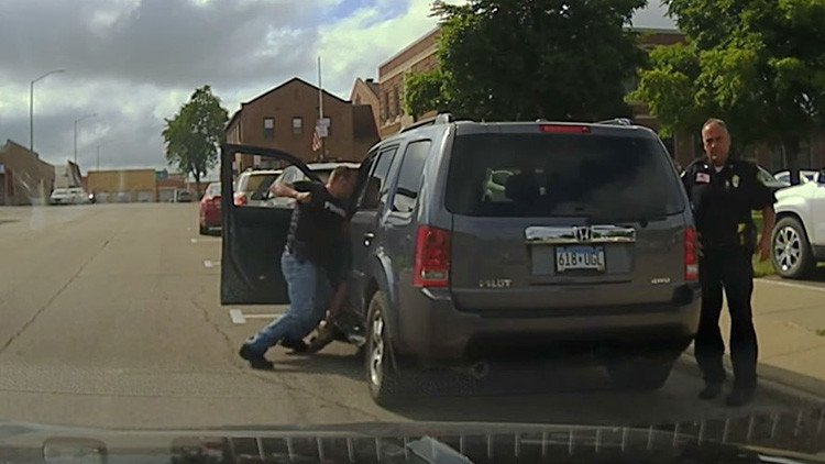 Policía de EE.UU. ataca brutalmente al conductor de un vehículo (Video)