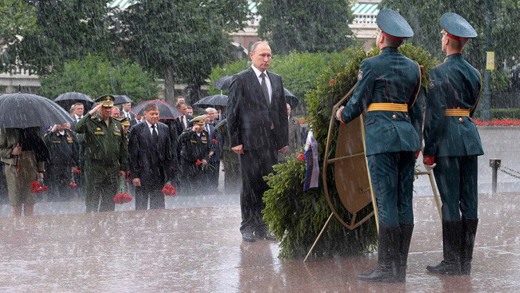 Kim Dotcom 'trolea' a Obama con una poderosa imagen de Putin (FOTO)