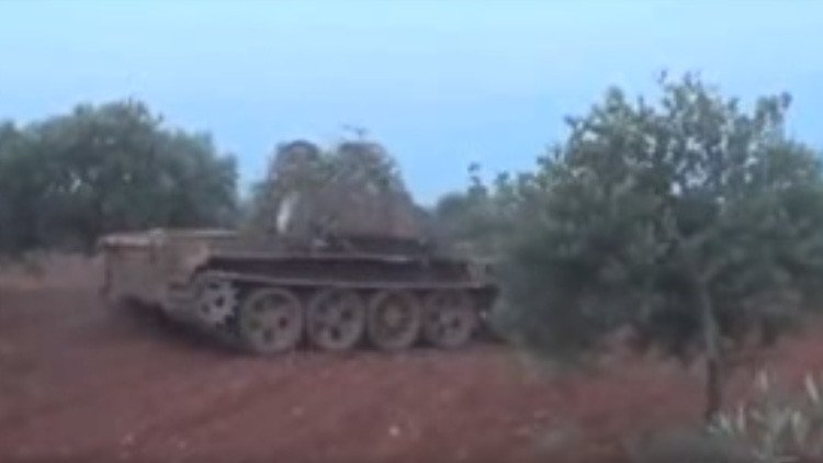 Video: Un tanque sirio en poder de terroristas explota tras disparar 
