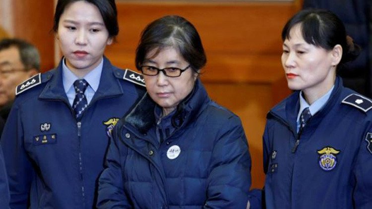 Condenan a la 'Rasputina' surcoreana a tres años de prisión