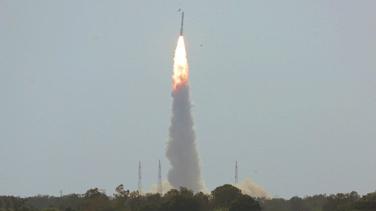 Nuevo hito: India lanza al espacio un cohete con 31 satélites (VIDEO)