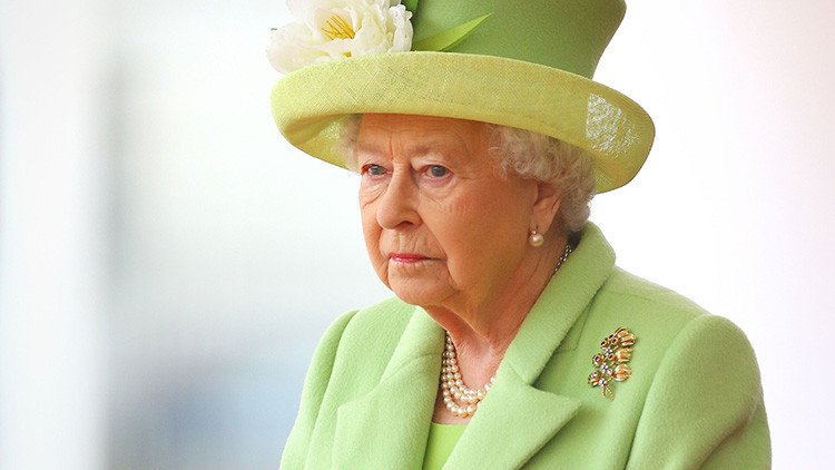 Denuncian a la reina de Inglaterra ante la Policía por no usar cinturón de seguridad