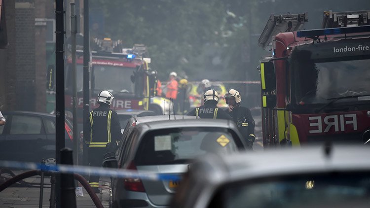 Más de 70 bomberos extinguen un gran incendio en el este de Londres (VIDEOS, FOTOS)