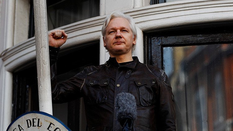 Assange explica por qué el Partido Demócrata está "condenado a morir"