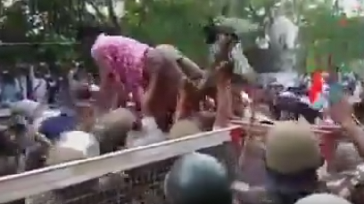 'No lo quieren ni regalado': Hombre es rechazado por manifestantes y policías en la India