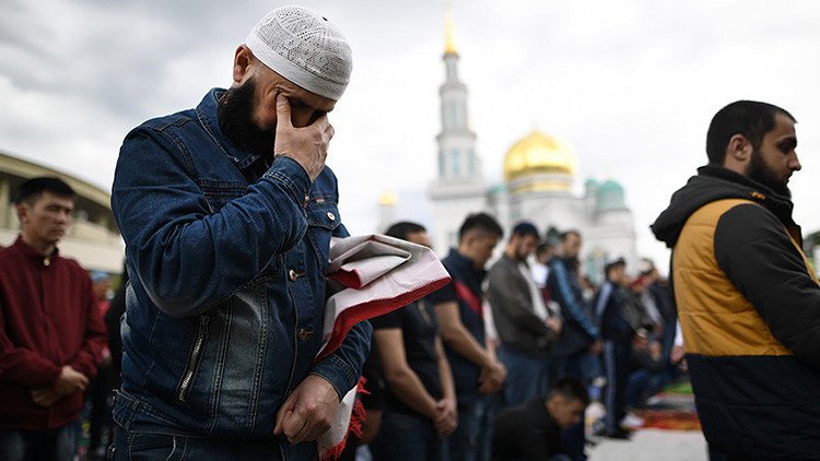 FOTOS: 250.000 musulmanes llegan a la principal mezquita de Moscú para el fin del Ramadán
