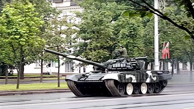 Video: Un tanque derriba un poste de luz en plena calle en Minsk