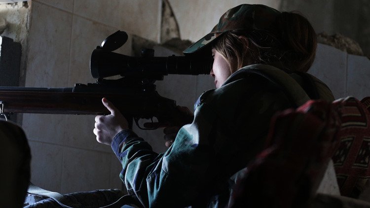 VIDEO: Una bala pasa a escasos centímetros de una combatiente kurda y su reacción es impresionante