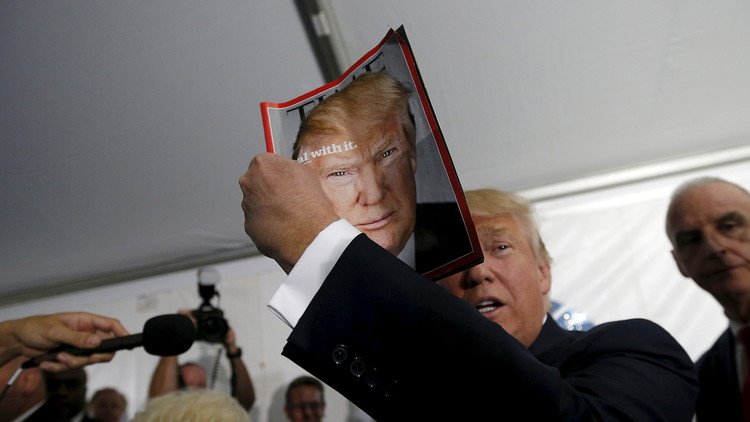FOTO: Trump exhibe portadas falsas de la revista 'Time' con su imagen en sus clubes de golf