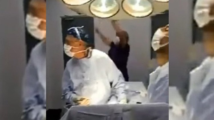 Dos cirujanos dejan de operar para ver los penaltis del Chile-Portugal