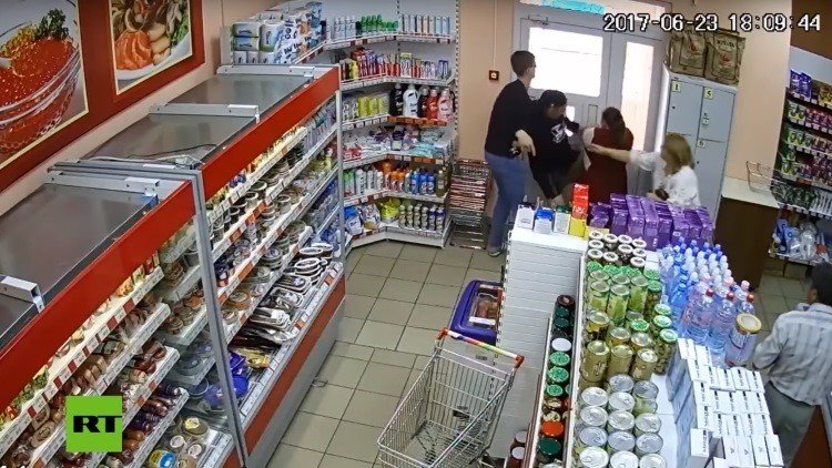 Robo frustrado: Clientes paran a ladrón en una tienda de Rusia