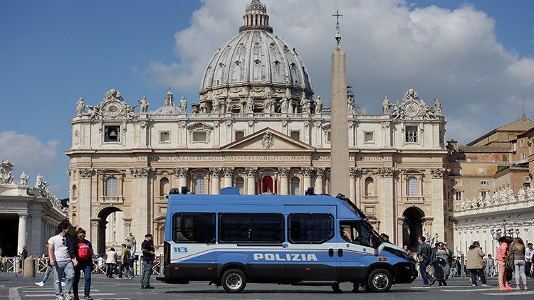 Vaticano: La Policía irrumpe en una orgía gay con drogas en el apartamento de un sacerdote