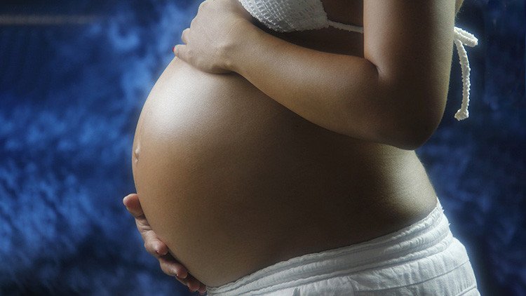 "Si te quedas encinta, se acabó": Critican una ley para expulsar a las embarazadas de las escuelas