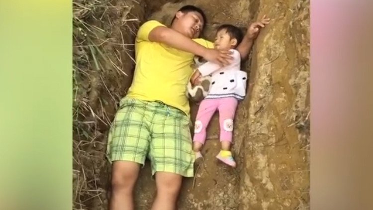 VIDEO: Un padre desesperado prepara a su hija para la muerte jugando con ella en su futura tumba
