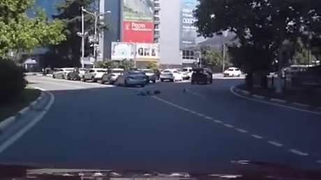 Se abre un maletero en marcha y una niña de tres años cae a la carretera