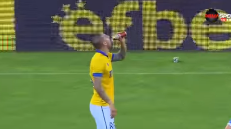 Tiran una lata de cerveza, se toma un trago y marca el gol del empate en el 90'