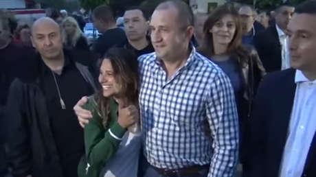 Una turista brasileña pone en serios aprietos al presidente búlgaro delante de su esposa (video)