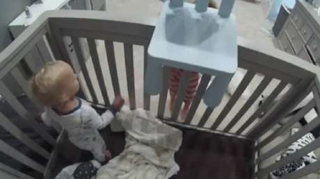 Un niño 'libera' a su hermano pequeño para poder jugar