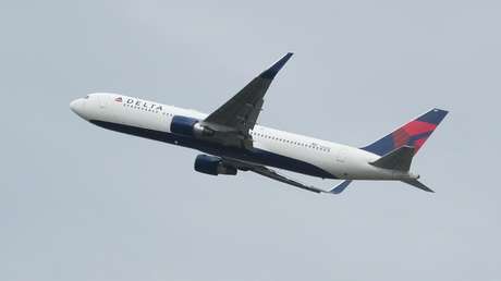 Se pincha con una aguja en un vuelo y ahora demanda a la compañía aérea por sufrir diarrea y mareos