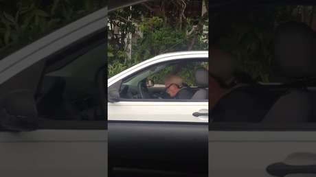 El abuelo rockero: Graban a un enérgico anciano mientras disfruta de una canción de Metallica