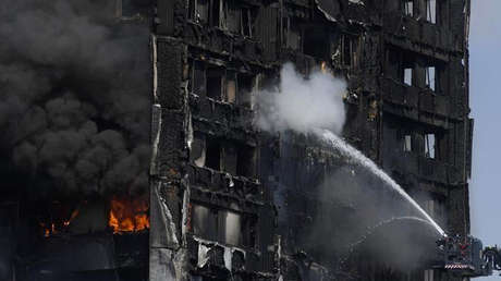 Policía de Londres: Asciende a 30 el número de muertos en el incendio de la torre residencial