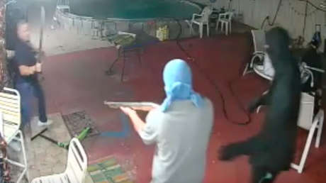 VIDEO: Se defiende con un machete de agresores armados con una escopeta en EE.UU.