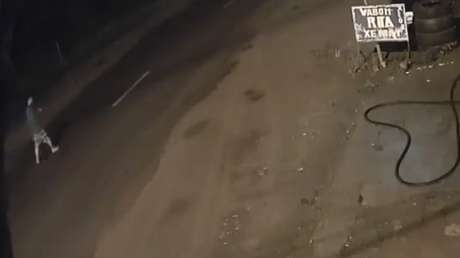 FUERTE VIDEO: Caminaba por la calle sin saber que estaba a punto de morir