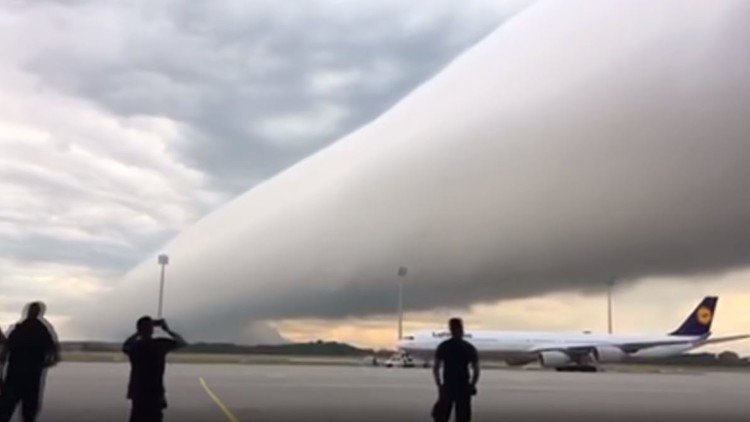 Un 'cilindro apocalíptico' aparece sobre el aeropuerto de Múnich