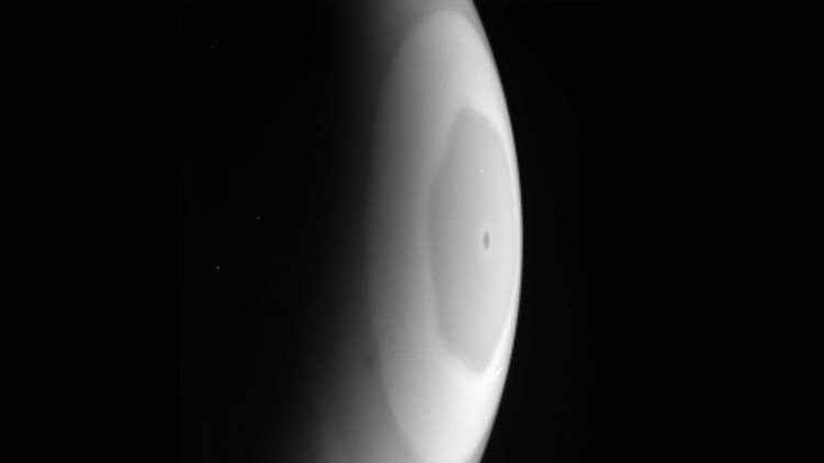 FOTOS: La sonda Cassini capta raras imágenes de la tormenta  conocida como hexágono de Saturno