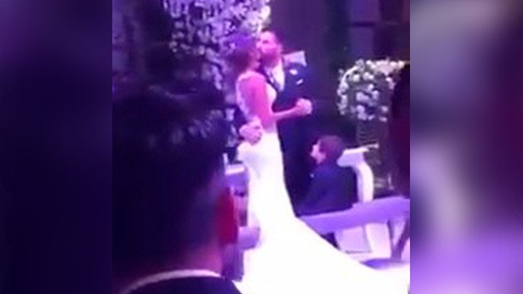 "Como un Tiranosaurio Rex": El 'torpe' beso de Messi a su novia en su boda hace explotar las redes
