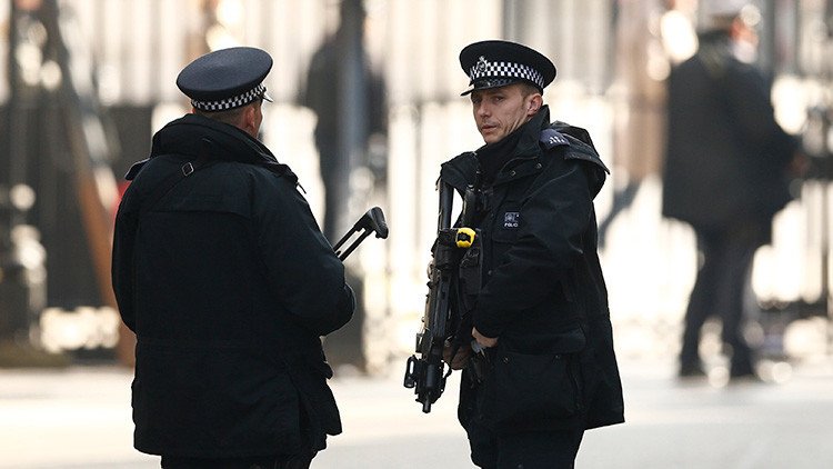 Un hombre semidesnudo se enfrenta con armas blancas a policías en un barrio de Liverpool