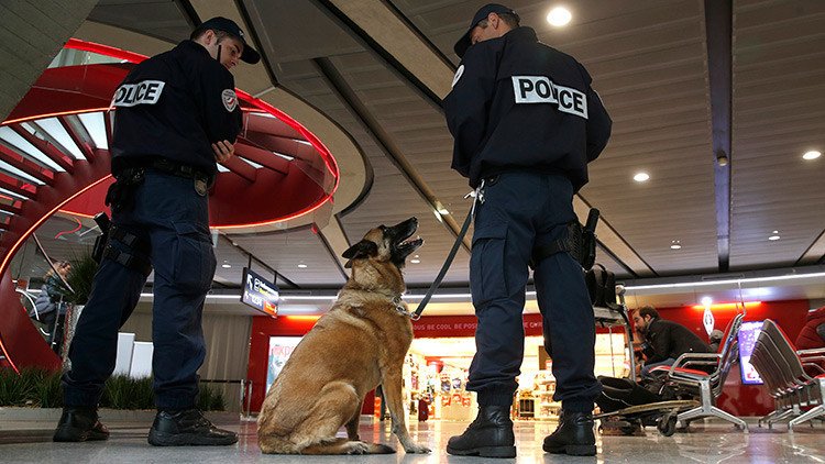 Evacúan el aeropuerto Charles de Gaulle de París por una "alerta de seguridad"